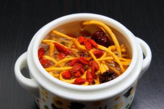 再把虫草花、生姜、枸杞、红枣放入，加适量的水；