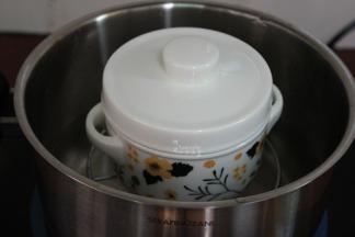 炖盅盖上盖子，隔水放入锅中；