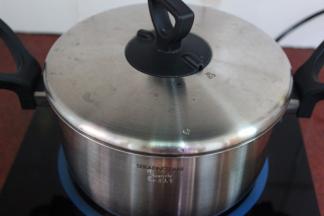 水煮沸之后改为中小火，炖3小时；