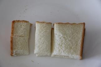 吐司先对半切开，然后再对半切成小正方形