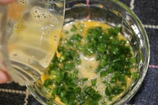 把鸡蛋倒入葱花里