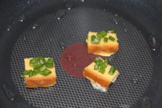 锅里倒入适量油，把葱花吐司方放入（中小火）