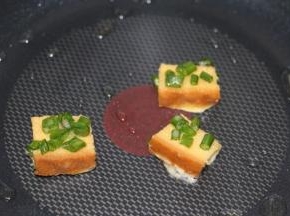 锅里倒入适量油，把葱花吐司方放入（中小火）
