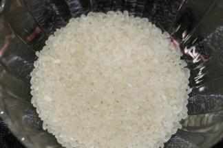 米洗干净沥干水（如果想快速把米煲烂就提前洗好米，沥干水，入冰箱冷冻30分钟）