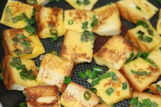 炒一下，让吐司方均匀沾上细盐就可以了