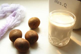 准备食材，用了4个野生小猕猴桃。如果是普通的猕猴桃，一个就可以了。