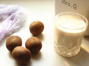 准备食材，用了4个野生小猕猴桃。如果是普通的猕猴桃，一个就可以了。