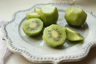 猕猴桃去皮切小块，其实更养生的应该是连皮一起打呢。