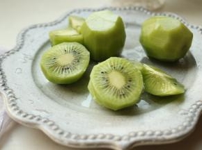 猕猴桃去皮切小块，其实更养生的应该是连皮一起打呢。