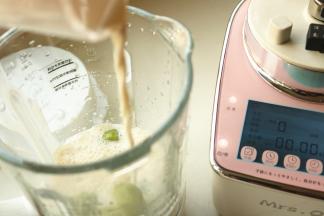 切好的猕猴桃放入破壁机里，加入牛奶。