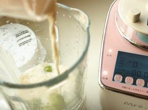 切好的猕猴桃放入破壁机里，加入牛奶。