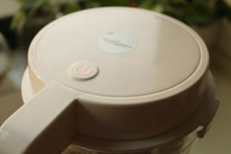 盖上盖子，按下抽真空按钮，使杯子里呈真空状态。盖子里需要装4节5号电池。