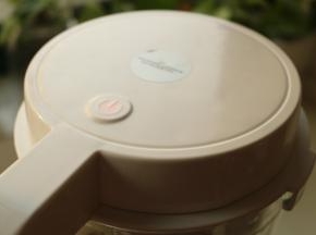 盖上盖子，按下抽真空按钮，使杯子里呈真空状态。盖子里需要装4节5号电池。