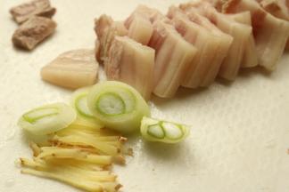 锅里放水，放入五花肉煮至断生，切成片待用，葱姜切片。