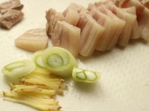 锅里放水，放入五花肉煮至断生，切成片待用，葱姜切片。