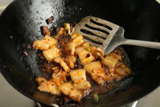 继续炒匀，这时候就已经很香了。