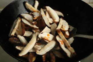 加入香菇。
