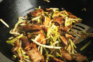 炒匀即可，适量加盐调味。