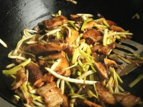 炒匀即可，适量加盐调味。