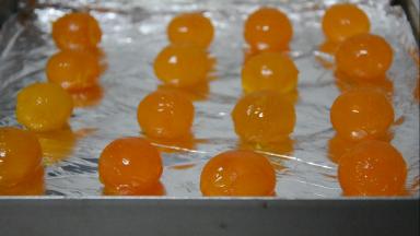 蛋黄表面喷洒高度白酒，烤箱预热150°，烤八分钟出油