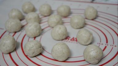 松弛结束，水油皮分成16份，每份21g