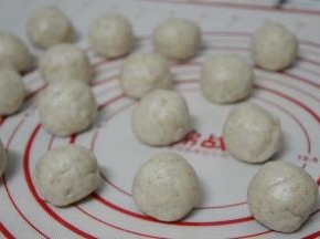 松弛结束，水油皮分成16份，每份21g