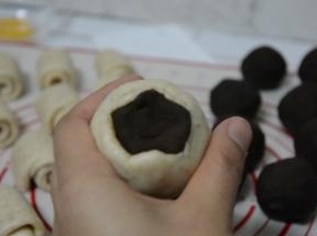 虎口上推，慢慢收拢