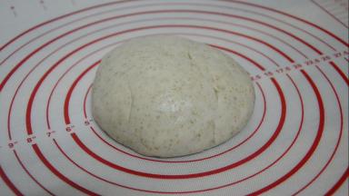 水油皮材料全部混合，揉成团后，揉搓反复摔打至出现手膜，或者直接面包机揉面半小时，然后用保鲜膜盖住松弛半小时