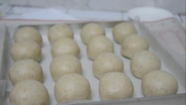 烤盘垫一层油纸，放上蛋黄酥