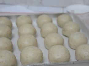 烤盘垫一层油纸，放上蛋黄酥