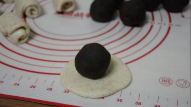 放上包好的豆沙蛋黄馅