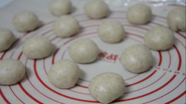 依次包好，盖保鲜膜松弛20分钟