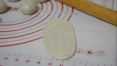 松弛结束，取一个面团，擀成长舌状