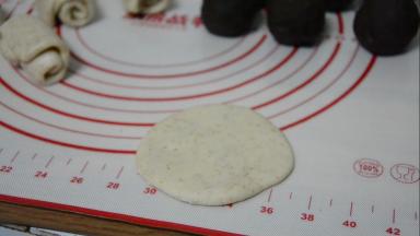 擀成中间厚两边薄的饼皮