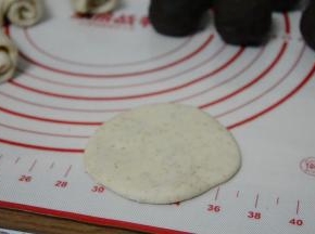 擀成中间厚两边薄的饼皮