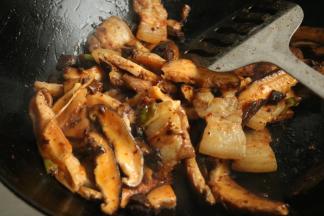 继续炒至香菇变软。