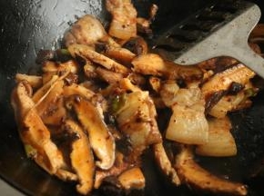 继续炒至香菇变软。