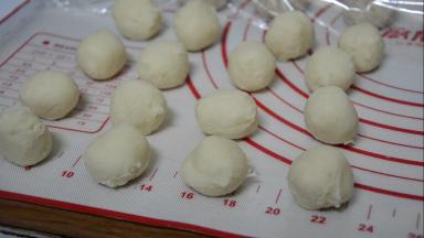 油酥分成16份，每份16g