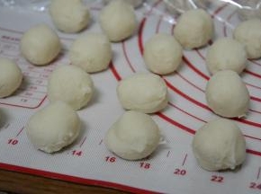 油酥分成16份，每份16g