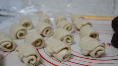 全部擀好，盖保鲜膜松弛15分钟