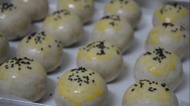 撒上适量黑芝麻，烤箱预热180°，放中下层烤30分钟，烤好晾凉密封保存