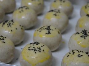 撒上适量黑芝麻，烤箱预热180°，放中下层烤30分钟，烤好晾凉密封保存