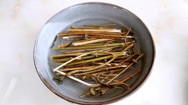 益母草干用热水寖泡，并清洗干净灰尘。