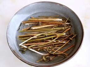 益母草干用热水寖泡，并清洗干净灰尘。