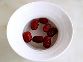 红枣用温水冲洗几遍。