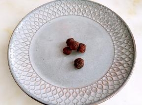 桂圆去皮。