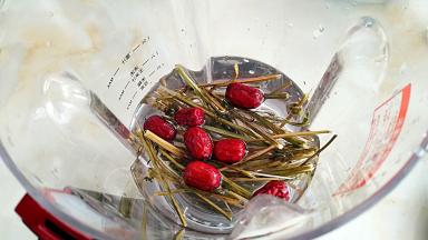 所有的食材混合，放入蒸杯中，加入1000毫升清水，寖泡20分钟。