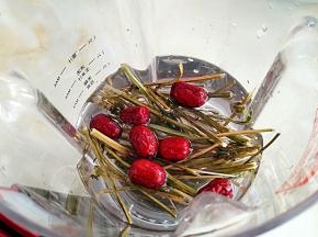 所有的食材混合，放入蒸杯中，加入1000毫升清水，寖泡20分钟。
