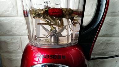 我用的破壁机用煲汤功能，蒸杯入座，链接电源开始煲汤30分钟。