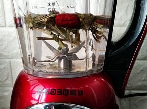 我用的破壁机用煲汤功能，蒸杯入座，链接电源开始煲汤30分钟。